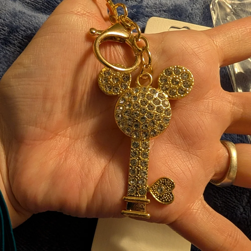 🦋 Gold Mickey Key-Shaped Keychain